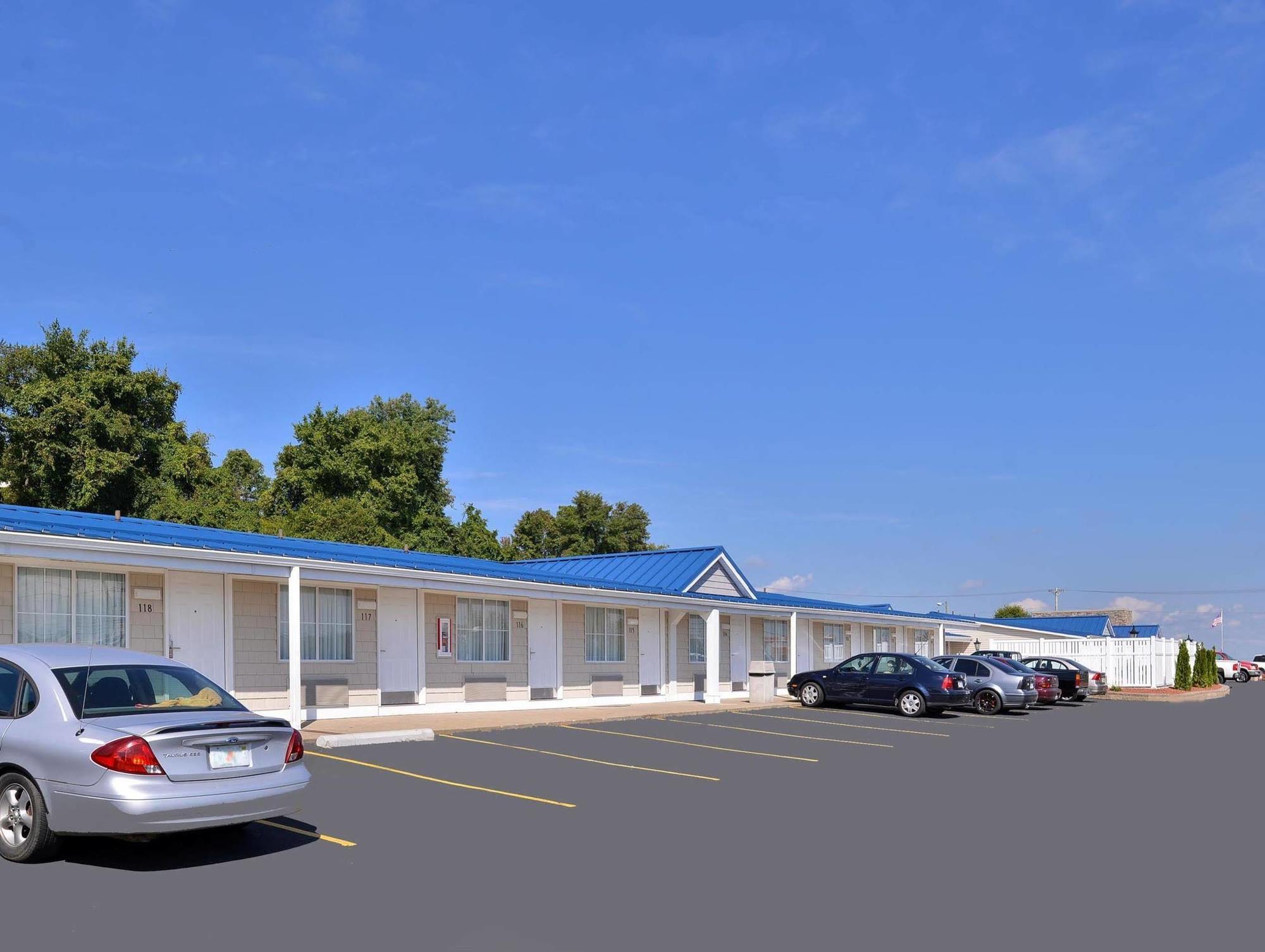 Americas Best Value Inn & Suites St Clairsville Wheeling St. Clairsville Екстер'єр фото
